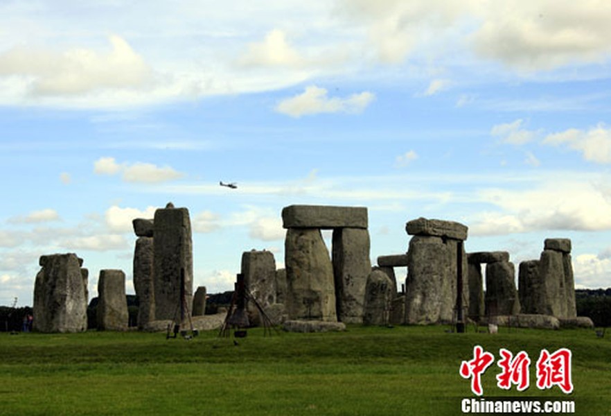 Bãi đá cổ Stonehenge ở Anh: Stonehenge được biết đến là một công trình tượng đài cự thạch thời kỳ đồ đá mới, cách Amesbury 2 dặm về hướng tây và Salisbury 8 dặm về hướng bắc. Là một di tích tiền sử, công trình này kiến tạo vào khoảng năm 3000-2000 trước Công Nguyên